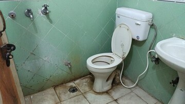 Bathroom in 1 BHK Builder Floor at Vaishali Sector 5 – for Rent