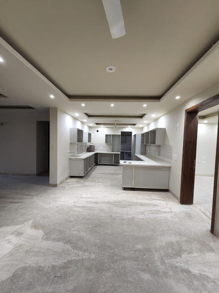  Parking, sector 27 4 Bedroom 4000 Sq.Ft. Builder Floor In Sector 27 Gurgaon 8790878