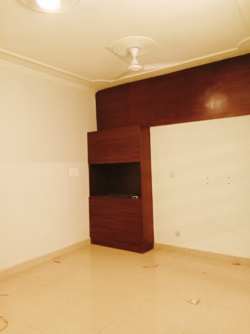Room in 3 BHK Apartment at Vasant Kunj – for Rent