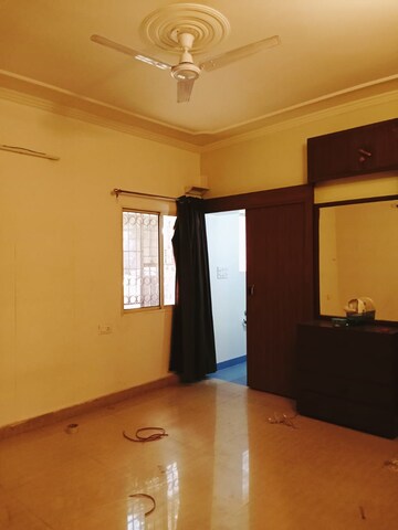 Room in 3 BHK Apartment at Vasant Kunj – for Rent