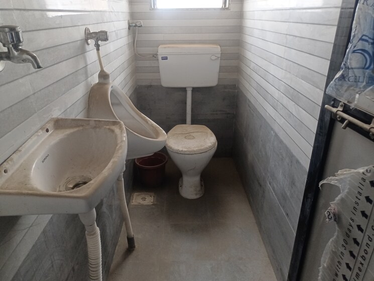Washroom, vasai east Commercial Warehouse 7525 Sq.Ft. In Vasai East Palghar 8791039