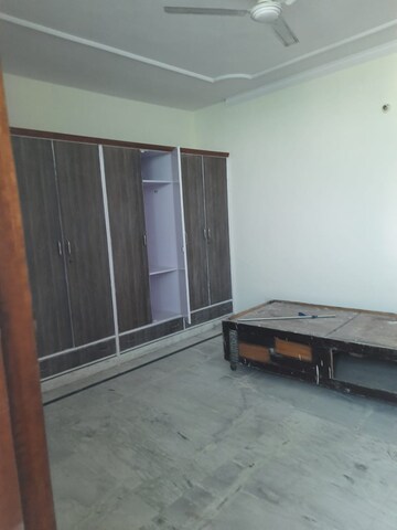 Room in 3 BHK Builder Floor at Vikas Puri – for Rent