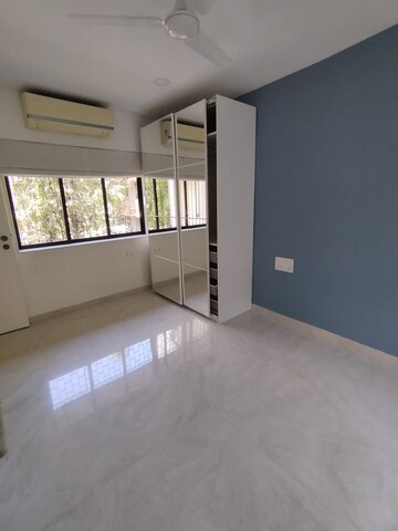 Room in 3 BHK Apartment at Union Park Khar West, Khar West – for Rent