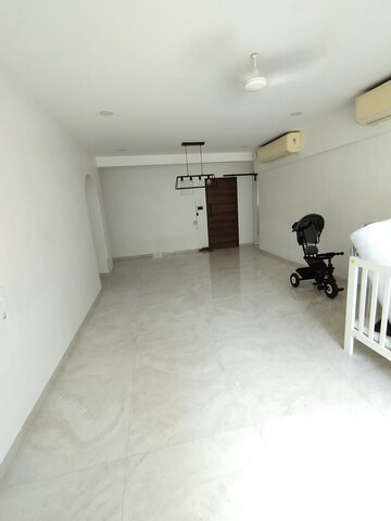 Room in 3 BHK Apartment at Union Park Khar West, Khar West – for Rent