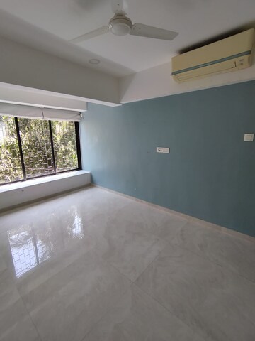 Room in 3 BHK Apartment at Union Park Khar West, Khar West – for Rent