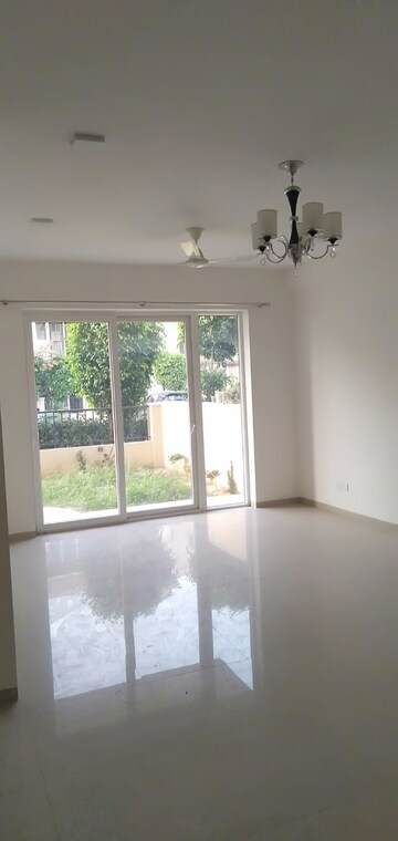 Room in 4 BHK Builder Floor at Emaar MGF Emerald Hills, Sector 65 – for Rent