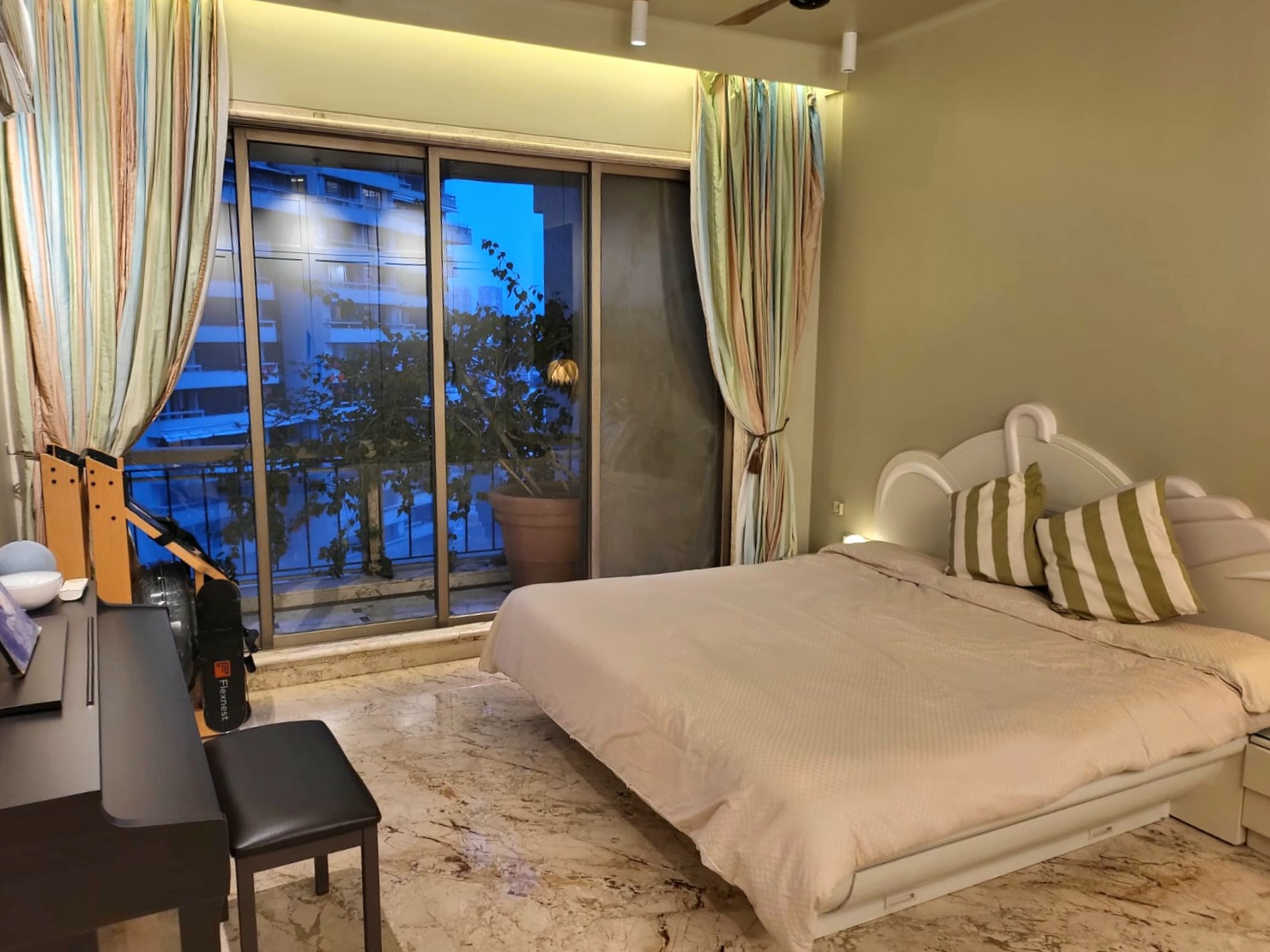 4 BHK + Extra Room Apartment For Sale in Oberoi Sky Gardens