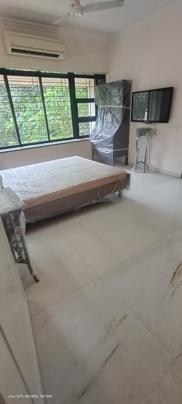 Bedroom in 4 BHK Apartment at Bandra West – for Rent