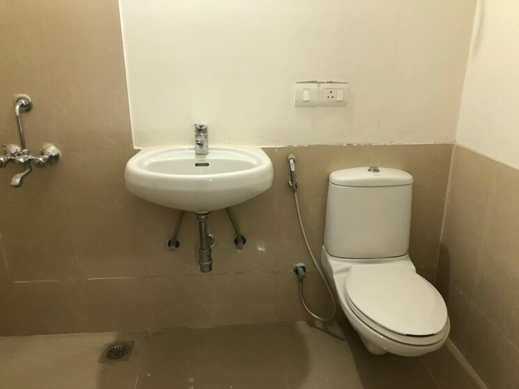 Bathroom, emaar-emerald-floors-premier 4 Bedroom 1975 Sq.Ft. Builder Floor In Sector 65 Gurgaon 8791361