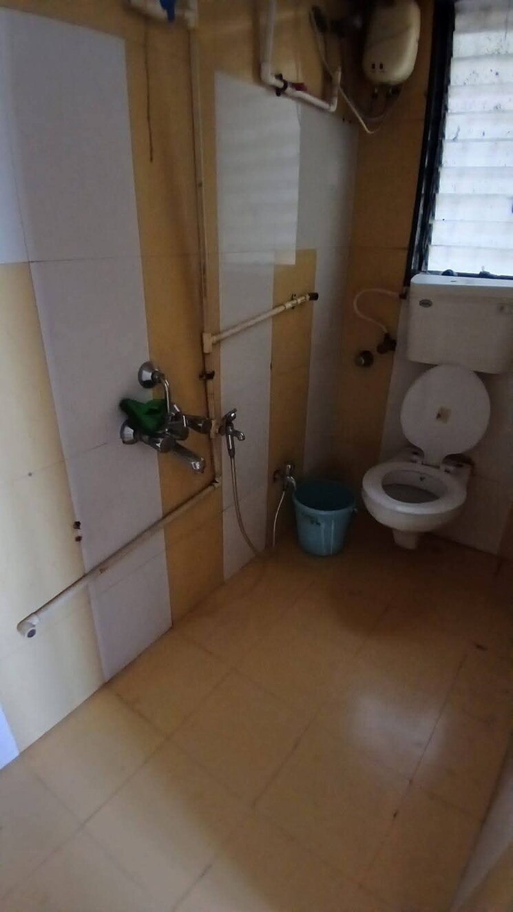 Bathroom, azad nagar 1 Bedroom 350 Sq.Ft. Apartment In Azad Nagar Mumbai 8791367