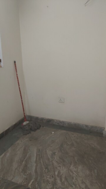 Furnished Amenities in 1.5 BHK Builder Floor at Mayur Vihar – for Rent