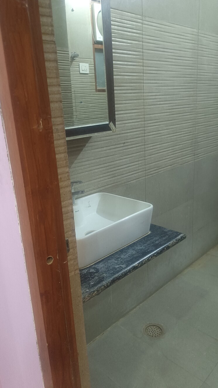 Bathroom, om-sai-plaza-indira-nagar 2 Bedroom 1100 Sq.Ft. Builder Floor In Indira Nagar Lucknow 8791556