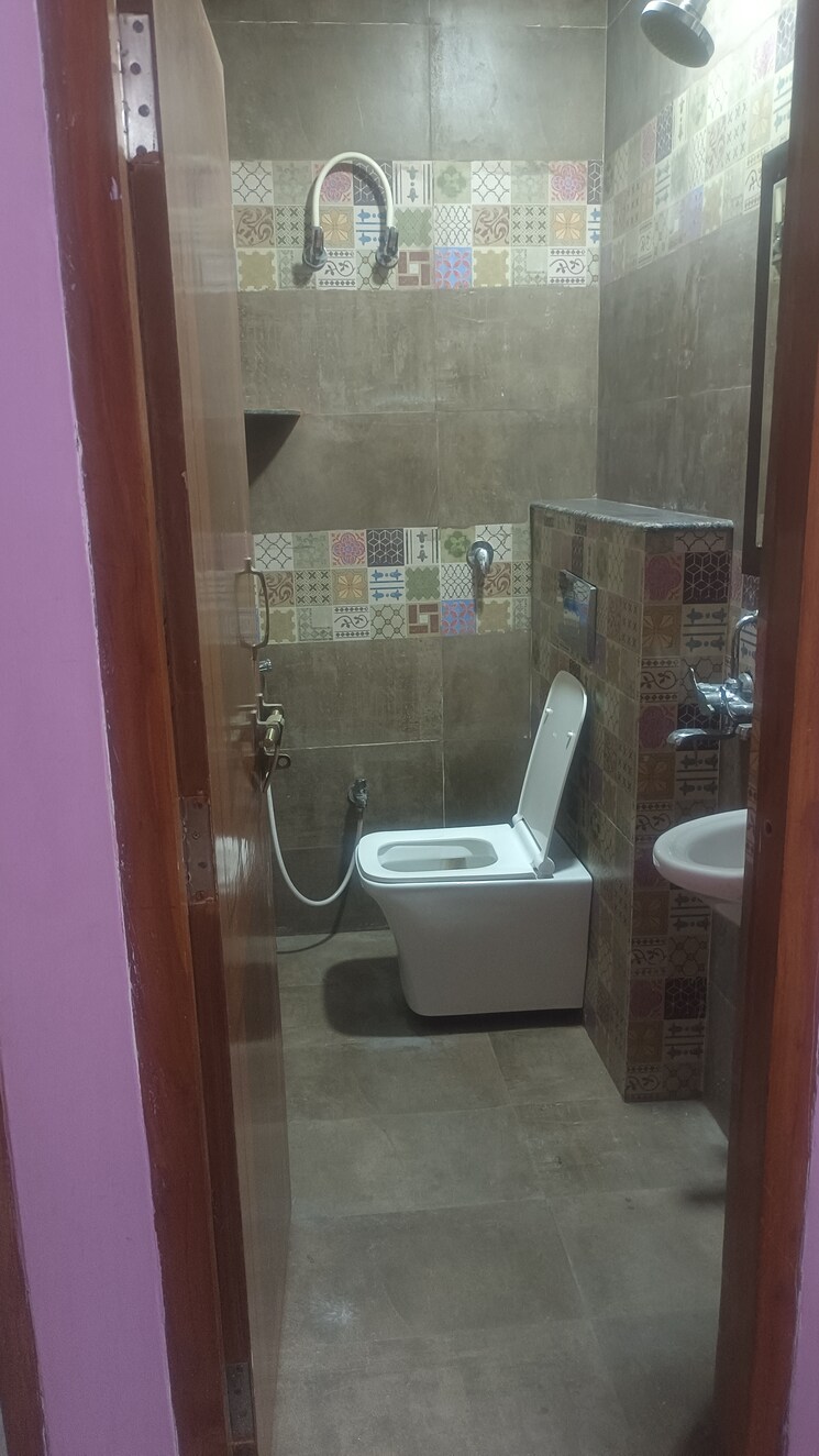 Bathroom, om-sai-plaza-indira-nagar 2 Bedroom 1100 Sq.Ft. Builder Floor In Indira Nagar Lucknow 8791556