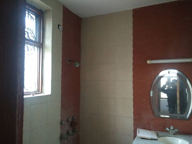 Bathroom, sector 28 4 Bedroom 360 Sq.Yd. Independent House In Sector 28 Faridabad 8791608