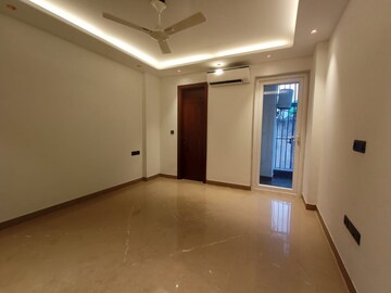 Room in 4 BHK Apartment at Greater Kailash ii – for Rent