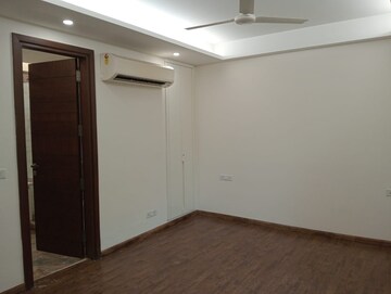 Room in 4 BHK Apartment at Greater Kailash ii – for Rent