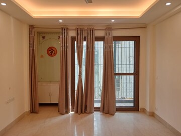 Room in 4 BHK Apartment at Greater Kailash ii – for Rent