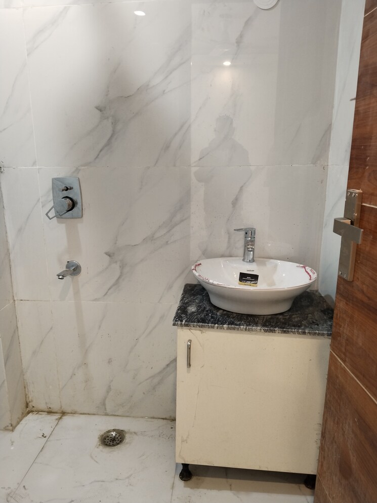 Bathroom, khirki extension 3 Bedroom 1200 Sq.Ft. Apartment In Khirki Extension Delhi 8791678