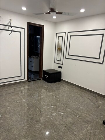 Room in 5 BHK Builder Floor at Dlf Phase ii – for Rent