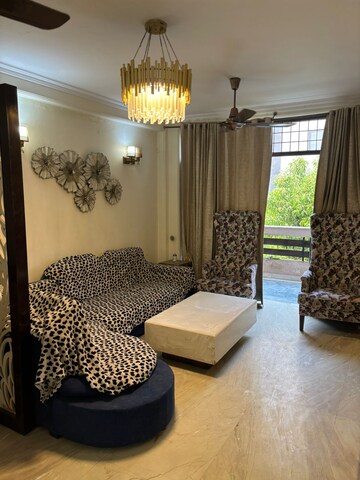 Living Room in 5 BHK Builder Floor at Dlf Phase ii – for Rent