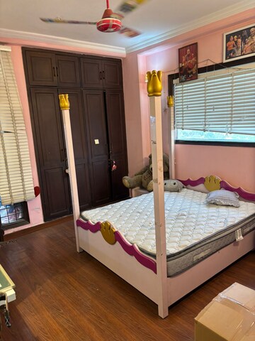 Bedroom in 5 BHK Builder Floor at Dlf Phase ii – for Rent