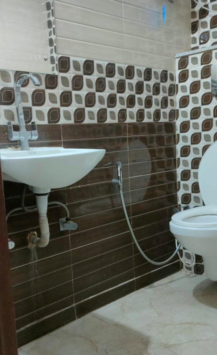 Bathroom, rwa-residential-society-sector-46 2 Bedroom 2200 Sq.Ft. Builder Floor In Sector 46 Gurgaon 8791707