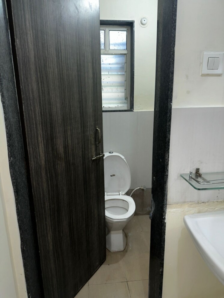 Bathroom, krushi-chs 1 Bedroom 550 Sq.Ft. Apartment In Gokhalenagar Pune 8791857