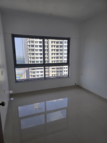 Room in 2 BHK Apartment at Kalpataru Immensa, Kolshet Road – for Rent