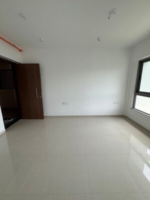 Room in 1 BHK Apartment at Kalpataru Immensa, Kolshet Road – for Sale