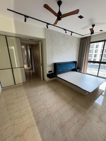 Room in 3 BHK Apartment at Lodha Sterling, Kolshet Road – for Rent