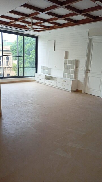 Room in 4 BHK Builder Floor at Sector 6 – for Rent