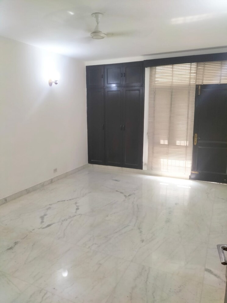 Room, east-of-kailash-block-b-rwa 3 Bedroom 300 Sq.Yd. Builder Floor In East Of Kailash Delhi 8792170