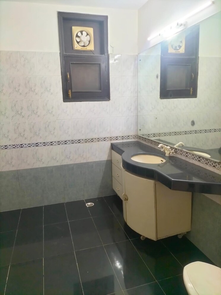 Attached Bathroom, east-of-kailash-block-b-rwa 3 Bedroom 300 Sq.Yd. Builder Floor In East Of Kailash Delhi 8792170