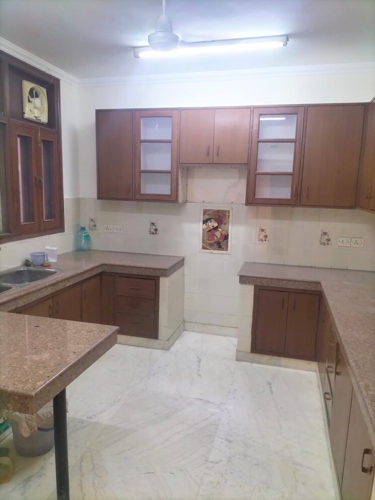 Kitchen, east-of-kailash-block-b-rwa 3 Bedroom 300 Sq.Yd. Builder Floor In East Of Kailash Delhi 8792170