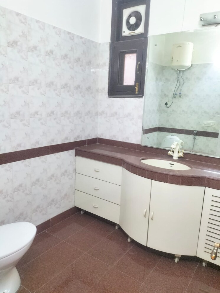 Attached Bathroom, east-of-kailash-block-b-rwa 3 Bedroom 300 Sq.Yd. Builder Floor In East Of Kailash Delhi 8792170
