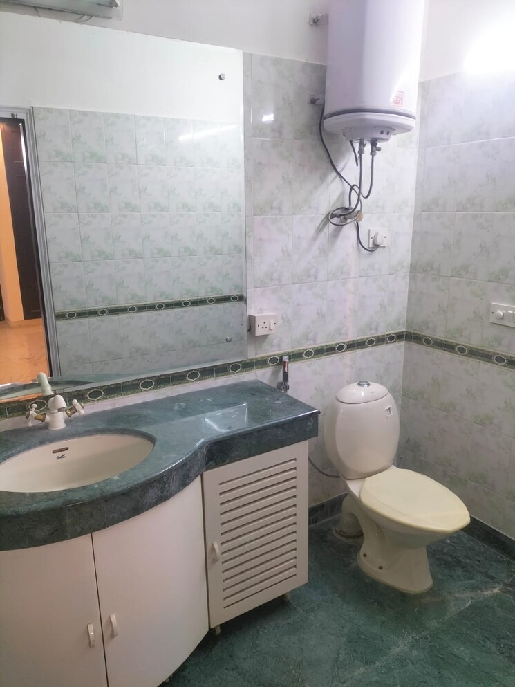 Bathroom, east-of-kailash-block-b-rwa 3 Bedroom 300 Sq.Yd. Builder Floor In East Of Kailash Delhi 8792170
