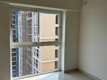 Room in 2 BHK Apartment at Shapoorji Pallonji Sarova, Kandivali East – for Rent
