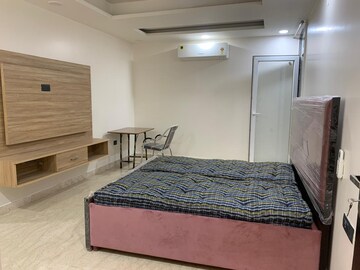 Bedroom in 4 BHK Builder Floor at Dlf Phase ii – for Rent