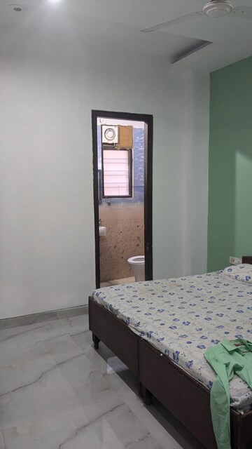 Room in 3 BHK Builder Floor at Sector 31 – for Rent