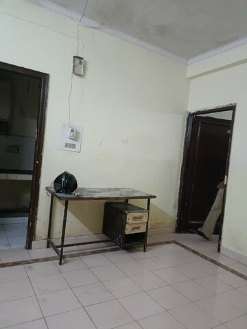 Room in 1.5 BHK Apartment at Malhan View Apartments, JakhaN-Rajpur Road – for Rent