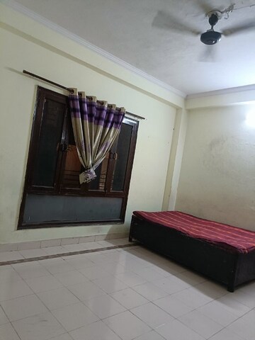 Room in 1.5 BHK Apartment at Malhan View Apartments, JakhaN-Rajpur Road – for Rent