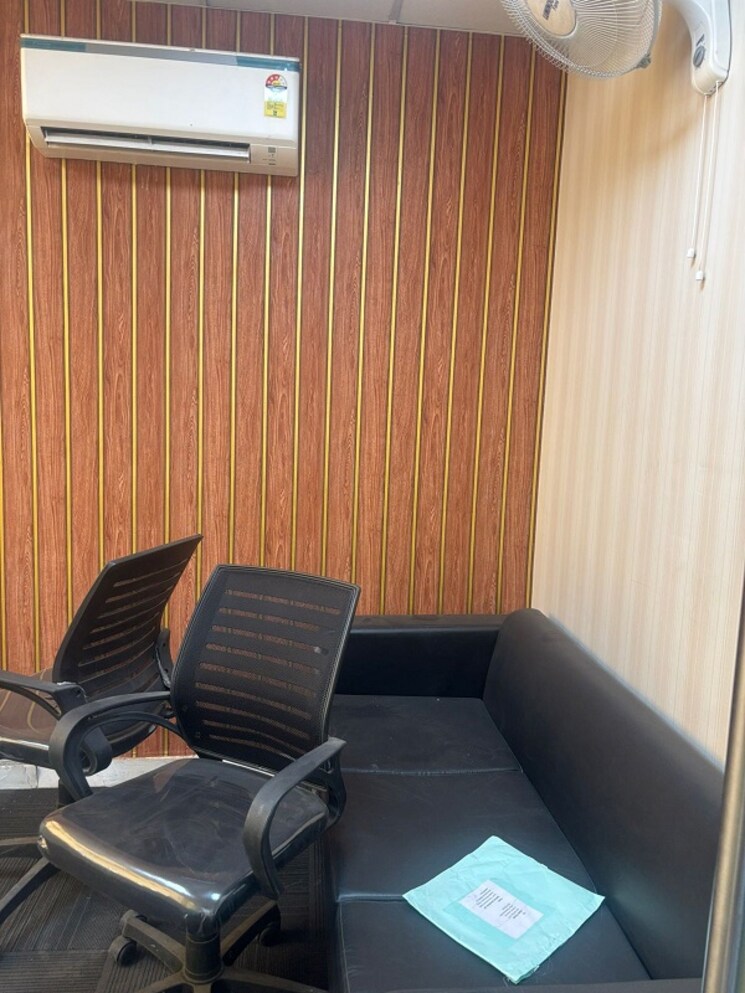 Living Room, sector 63 Commercial Office Space 1000 Sq.Ft. In Sector 63 Noida 8792394