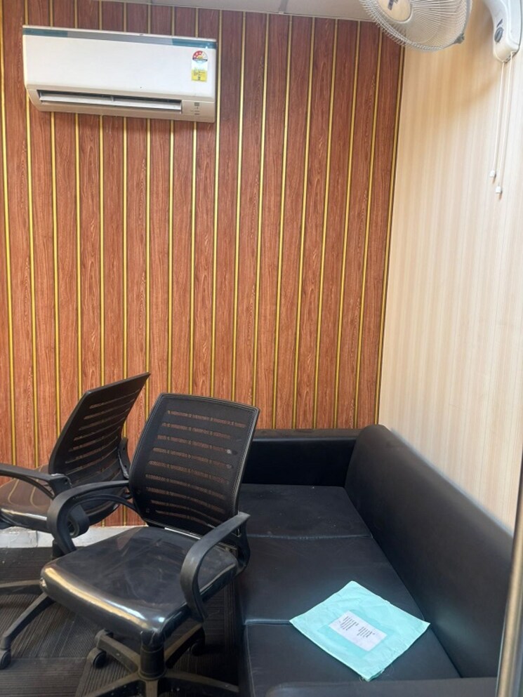 Living Room, sector 63 Commercial Office Space 1000 Sq.Ft. In Sector 63 Noida 8792394