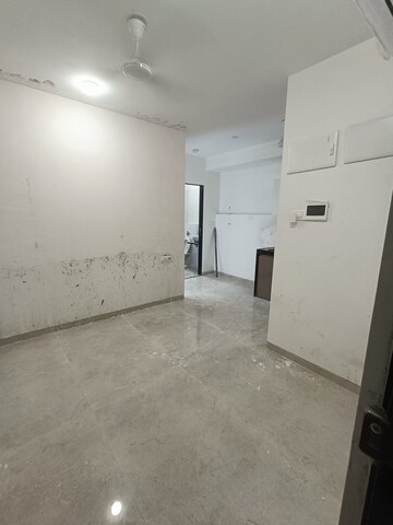 Room in 1 BHK Apartment at Platinum Casa Millennia, Andheri West – for Rent