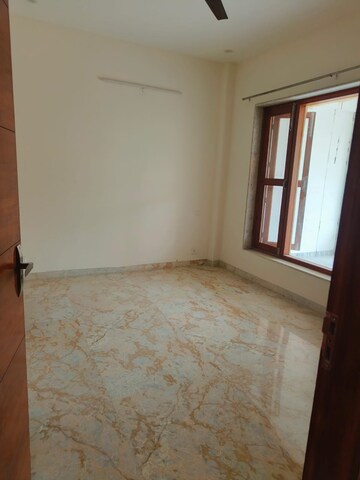 Room in 4 BHK Apartment at Eros Rosewood City, Sector 49 – for Rent