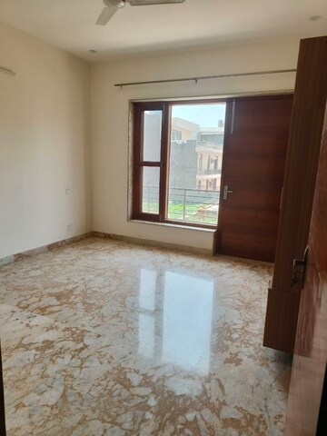 Room in 4 BHK Apartment at Eros Rosewood City, Sector 49 – for Rent