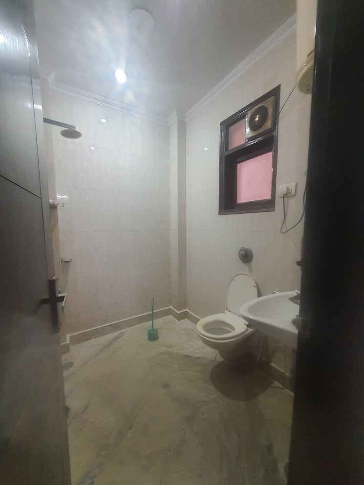 Bathroom, karol bagh 3 Bedroom 1200 Sq.Ft. Builder Floor In Karol Bagh Delhi 8792475