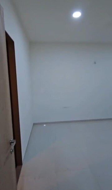 Room in 2 BHK Apartment at Lodha Woods, Kandivali East – for Rent