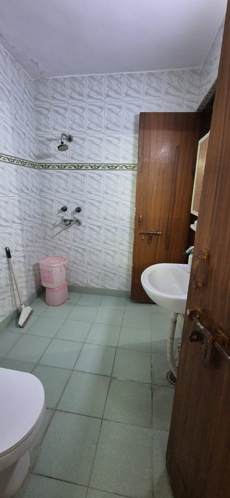 Bathroom, samaj-kalyan-society 2 Bedroom 800 Sq.Ft. Apartment In Vikas Puri Delhi 8792494