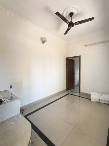 Room in 1 BHK Builder Floor at Singasandra – for Rent